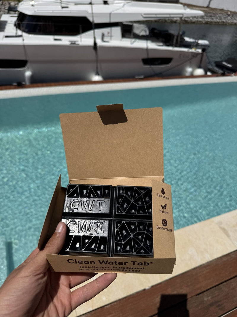 La boîte Clean Water Tab® ouverte au bord d'une piscine