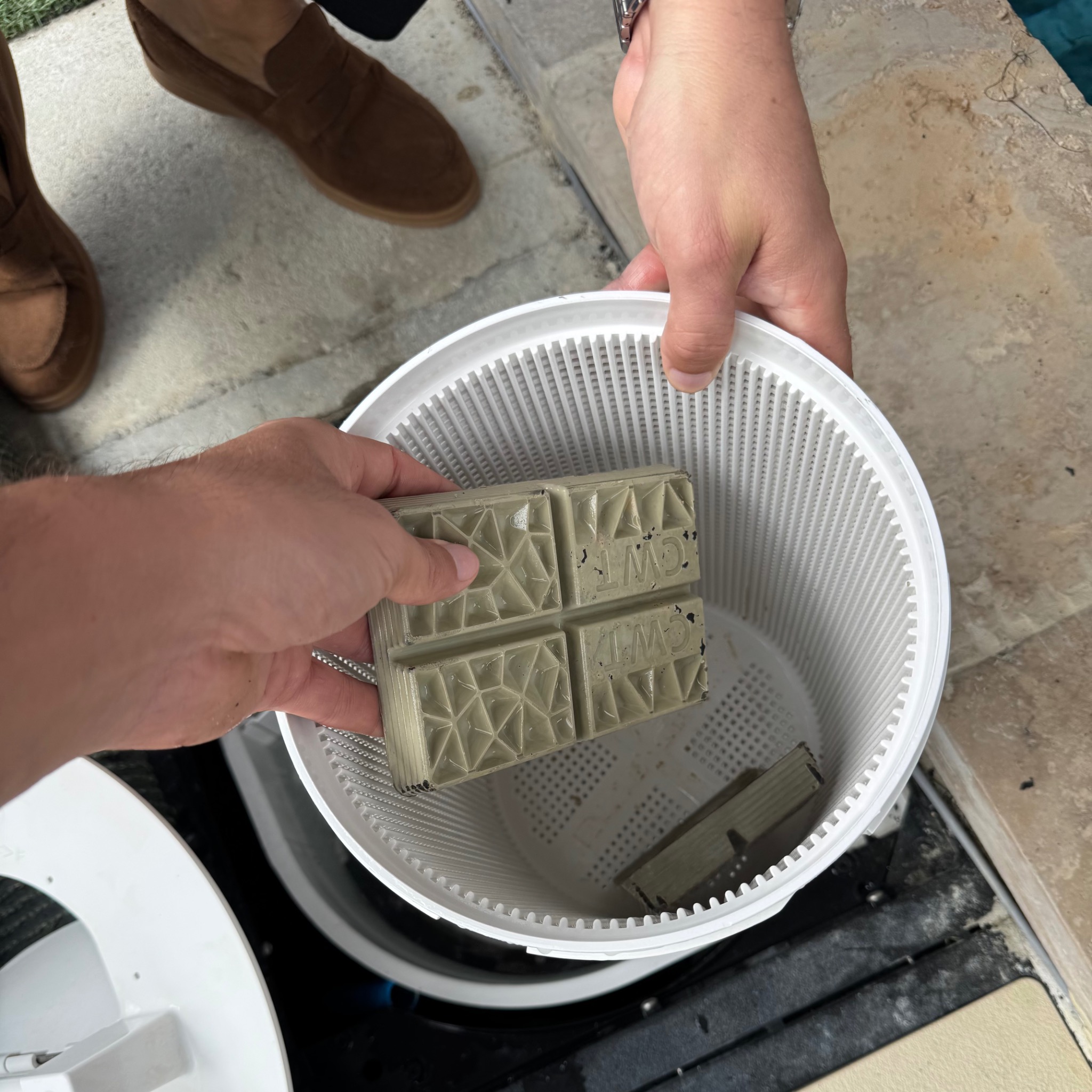 Tablette Clean Water Tab® placée dans le panier du skimmer de la piscine