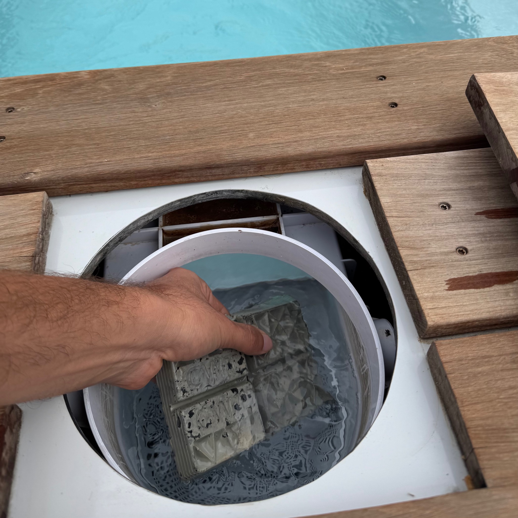 Mise en place de la tablette Clean Water Tab® dans le skimmer de la piscine