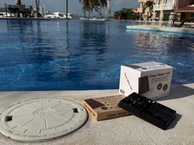 Tablette Clean Water Tab sur le bord d'une piscine